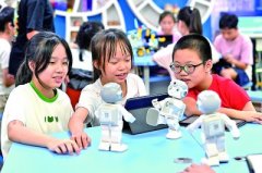 <b>年级学生王梓涵举着本人设想的“智能宠物喂食</b>